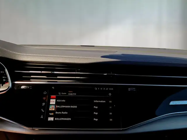 Audi Q7 view 10