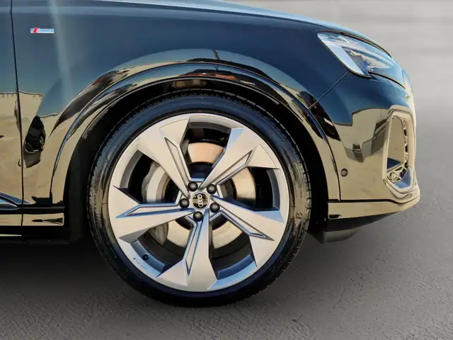 Audi Q7 view 5