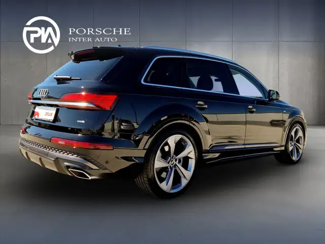 Audi Q7 view 4