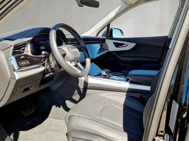 Audi Q7 view 7