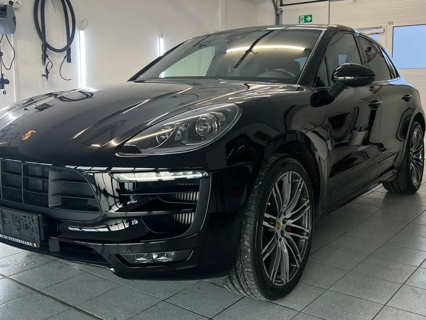 Porsche Macan GTS Schwarz - 2