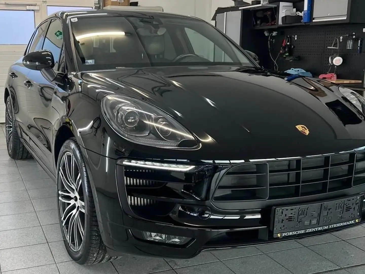 Porsche Macan GTS Schwarz - 1