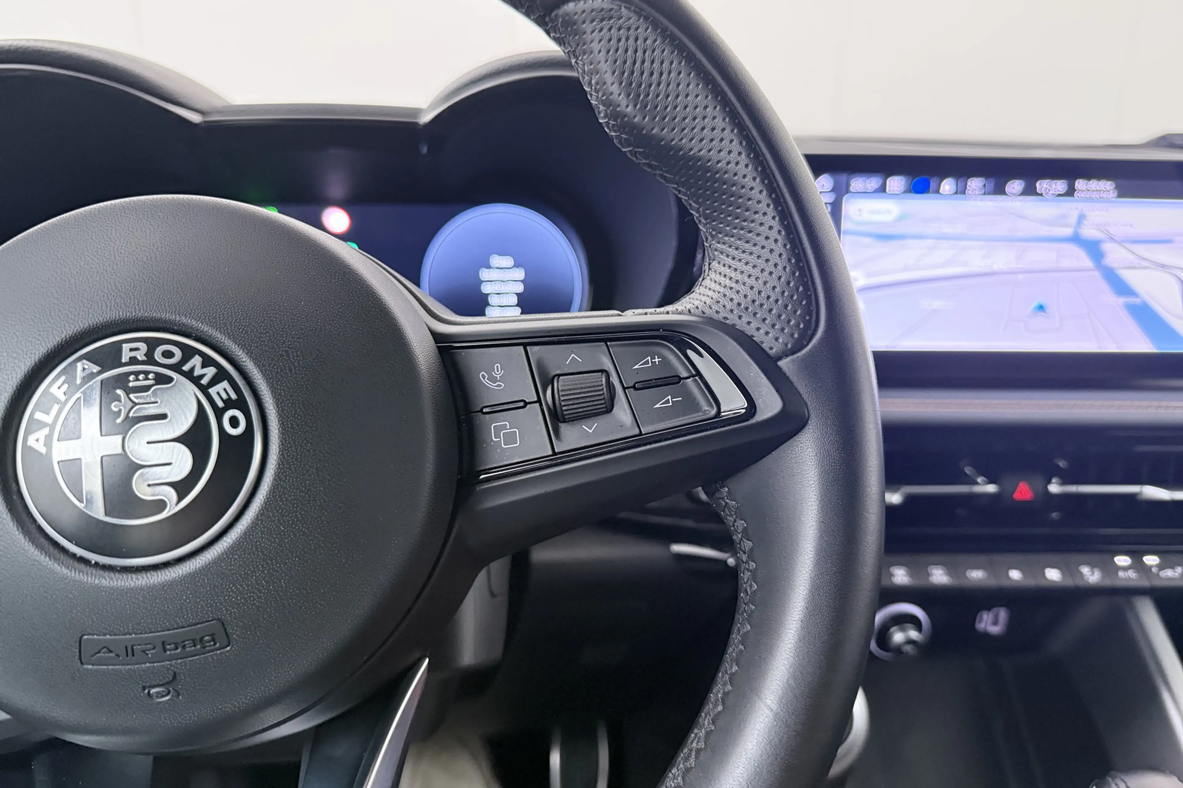 Alfa Romeo Tonale 1.5T Hybrid Sprint Camera Adapt.Cruise 19'LMV Half — photo 17