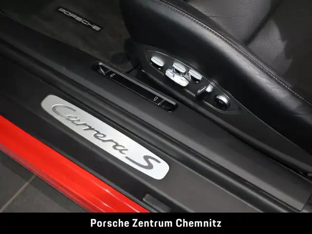 Porsche 911 view 30