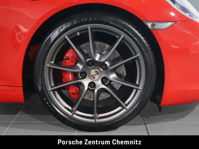 Porsche 911 view 7