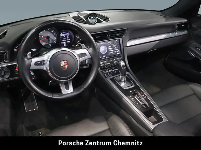 Porsche 911 view 8