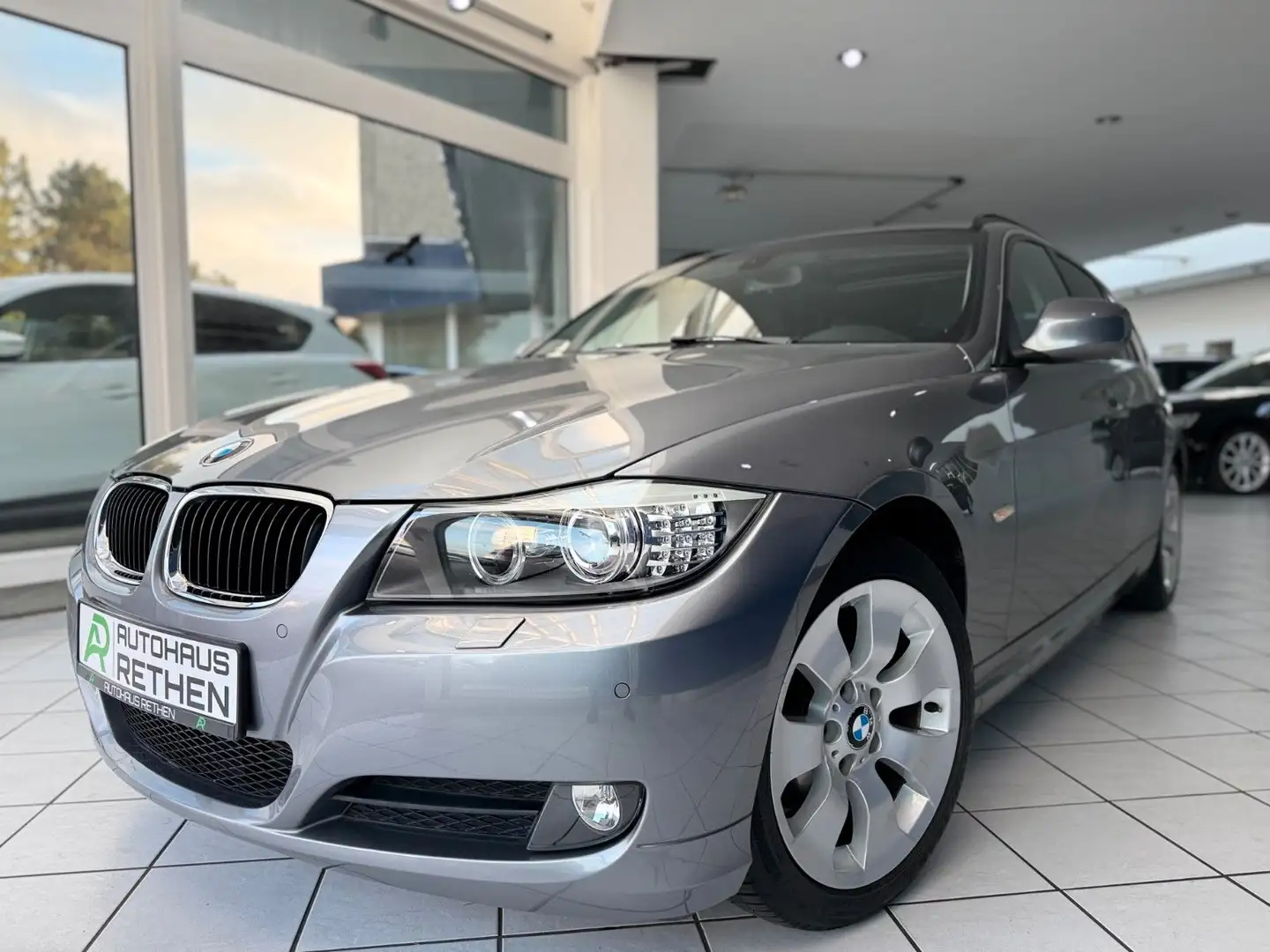 BMW 318 d Touring *NAVI*PDC*PANORAMA*RDKS* Grau - 1