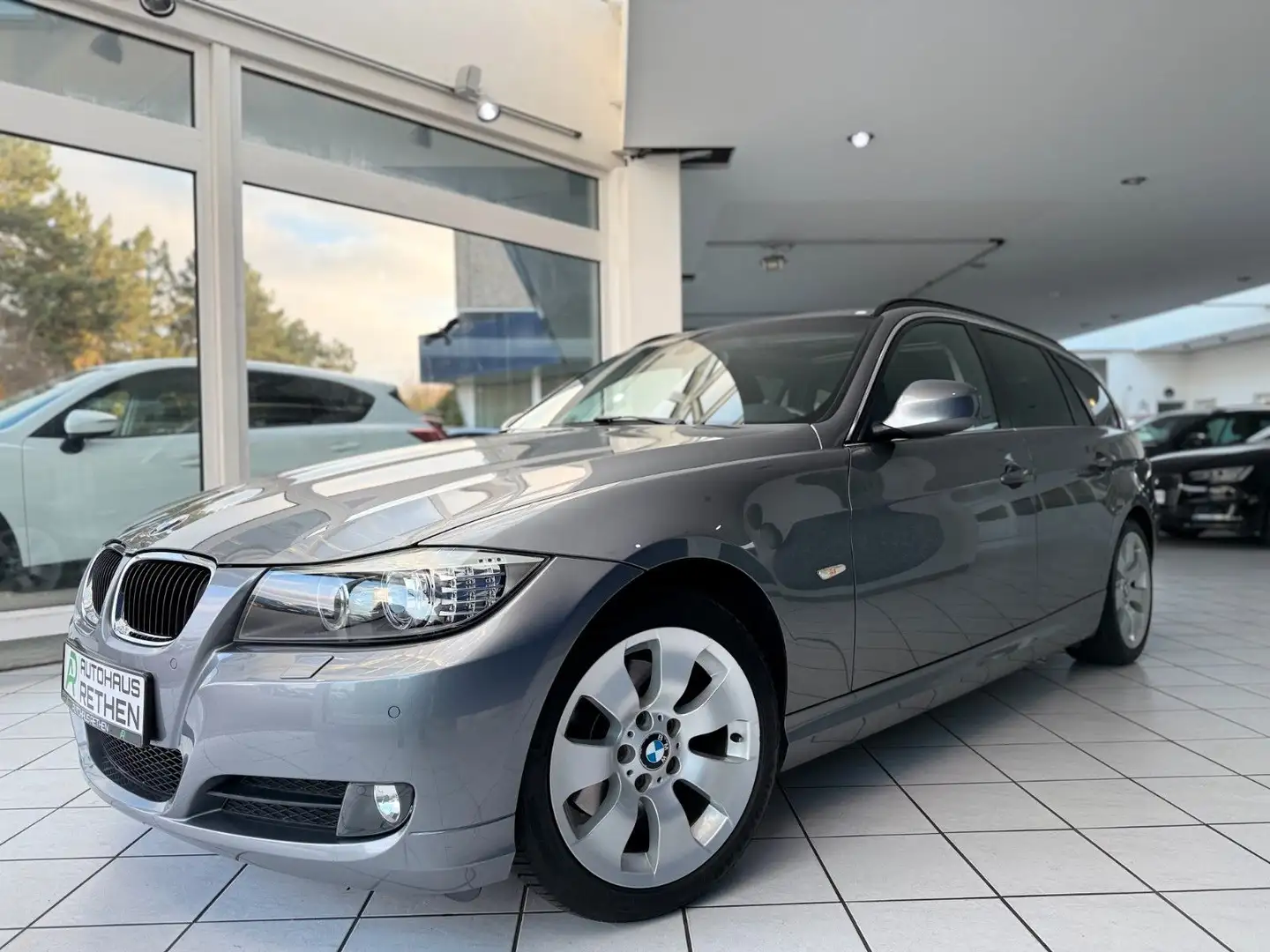 BMW 318 d Touring *NAVI*PDC*PANORAMA*RDKS* Grau - 2