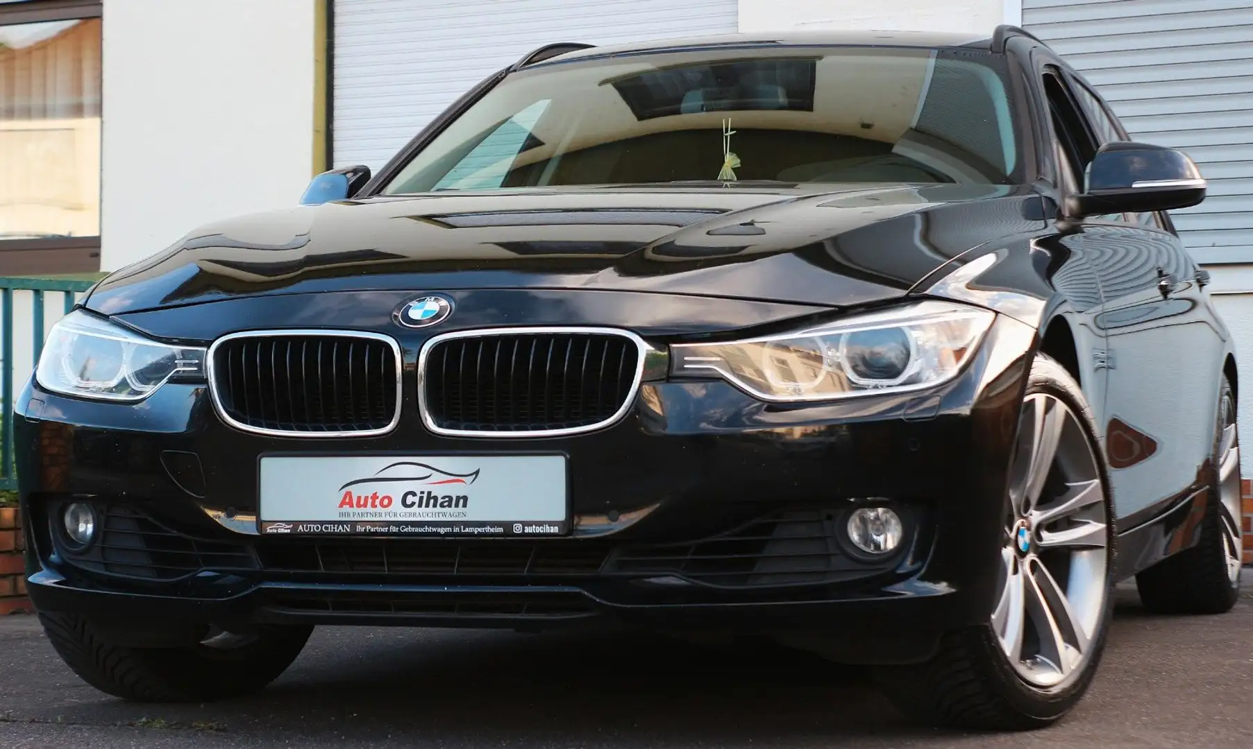BMW 320 Baureihe 3 Touring 320i XENON! PDC! NAVI! TÜVNEU Nero - 2