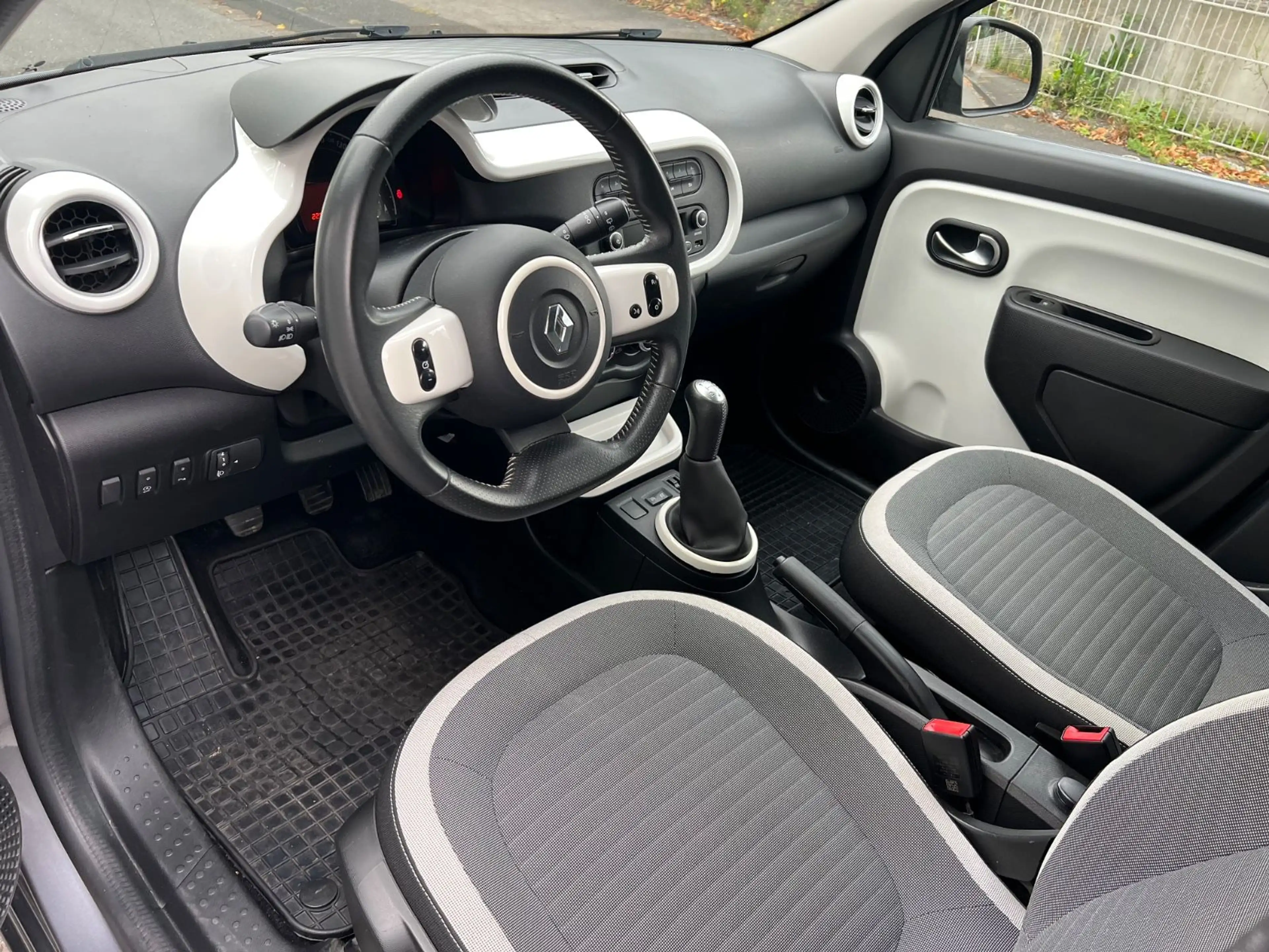 Renault Twingo Limited — photo 9