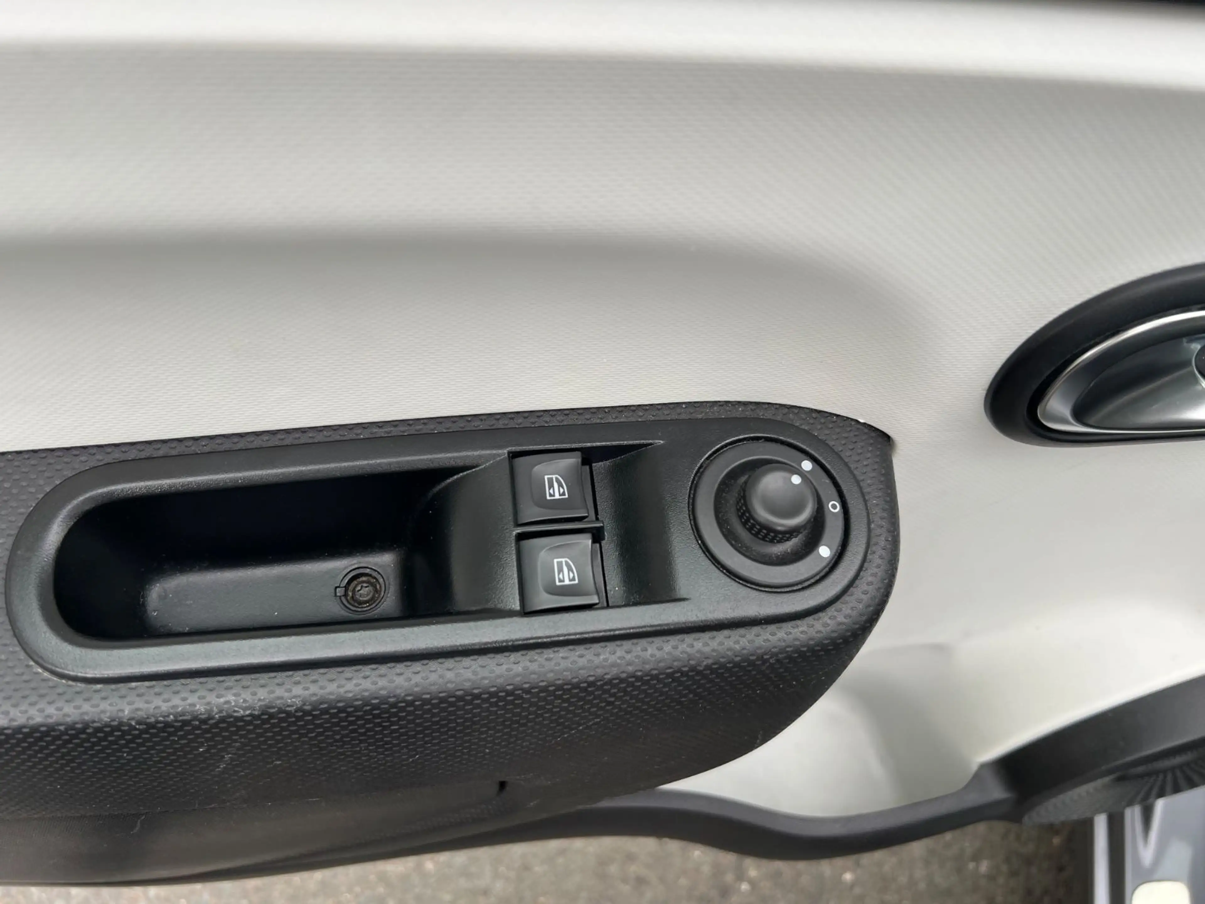 Renault Twingo Limited — photo 14