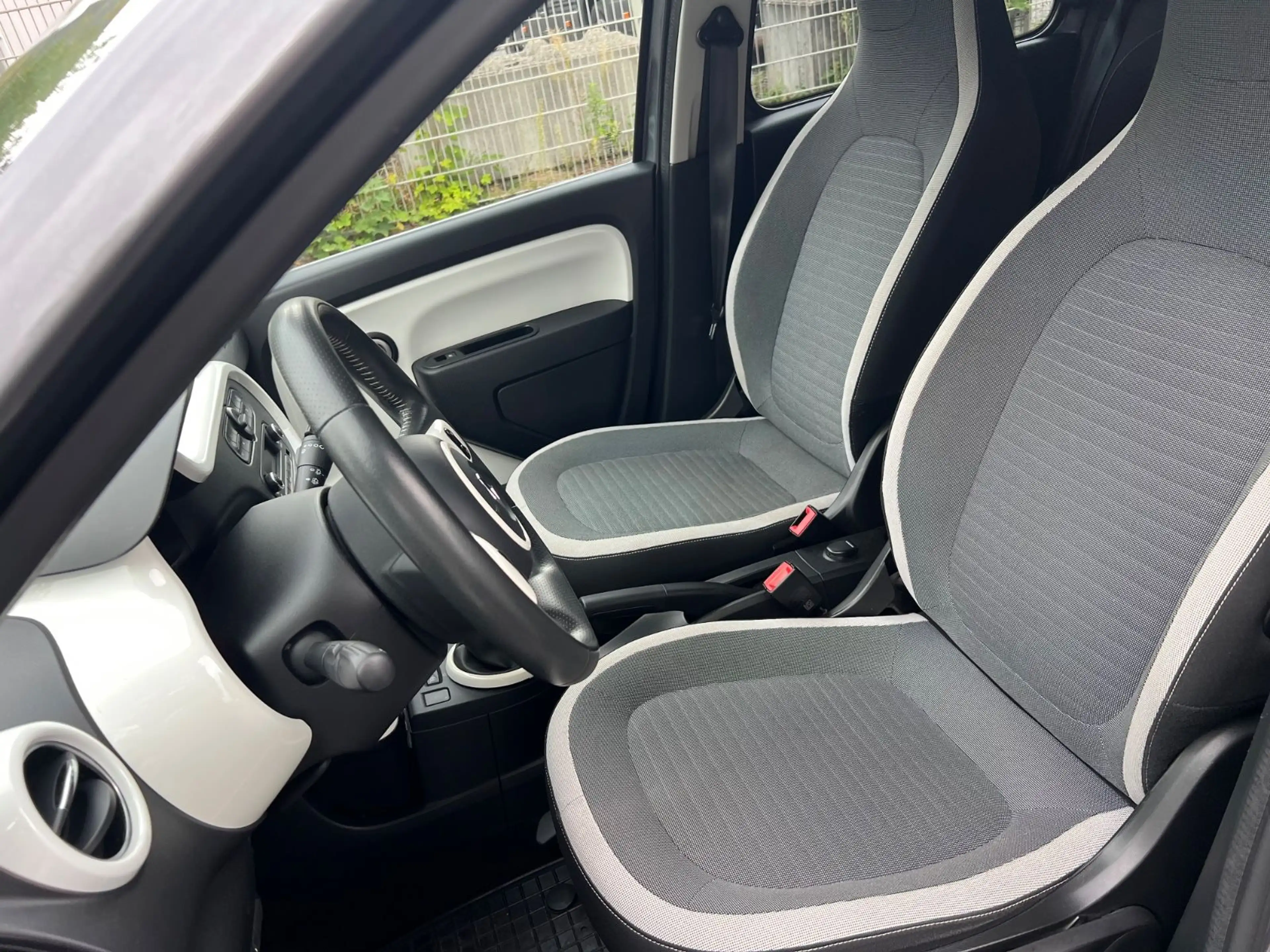 Renault Twingo Limited — photo 12