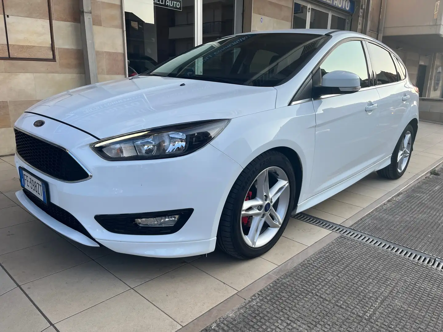 Ford Focus 5p 1.5 tdci ST-Line 120cv Weiß - 1