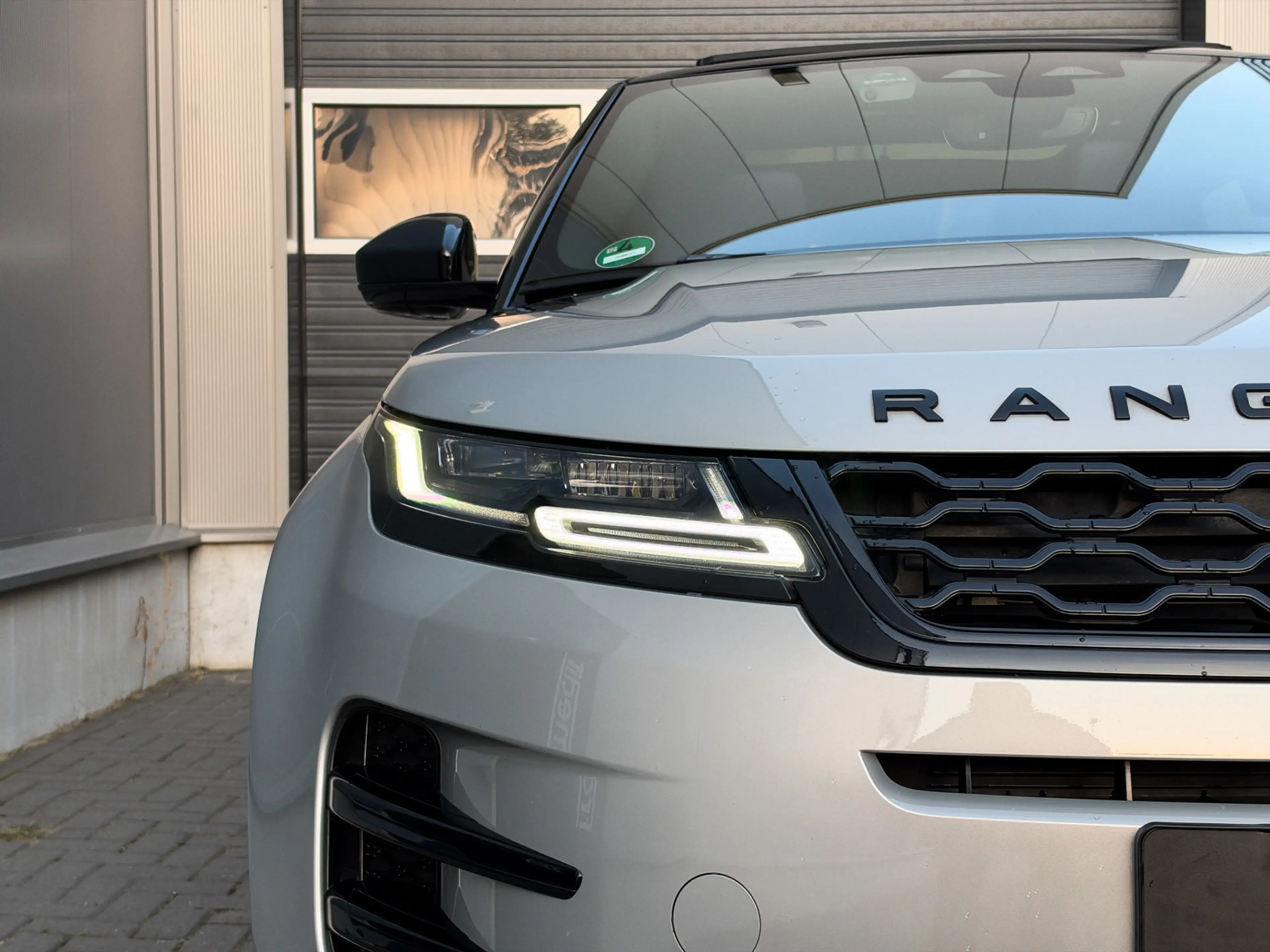 Land Rover Range Rover Evoque 1.5 P300e AWD R-Dynamic S 309PK | Pano | Matrix | — photo 6
