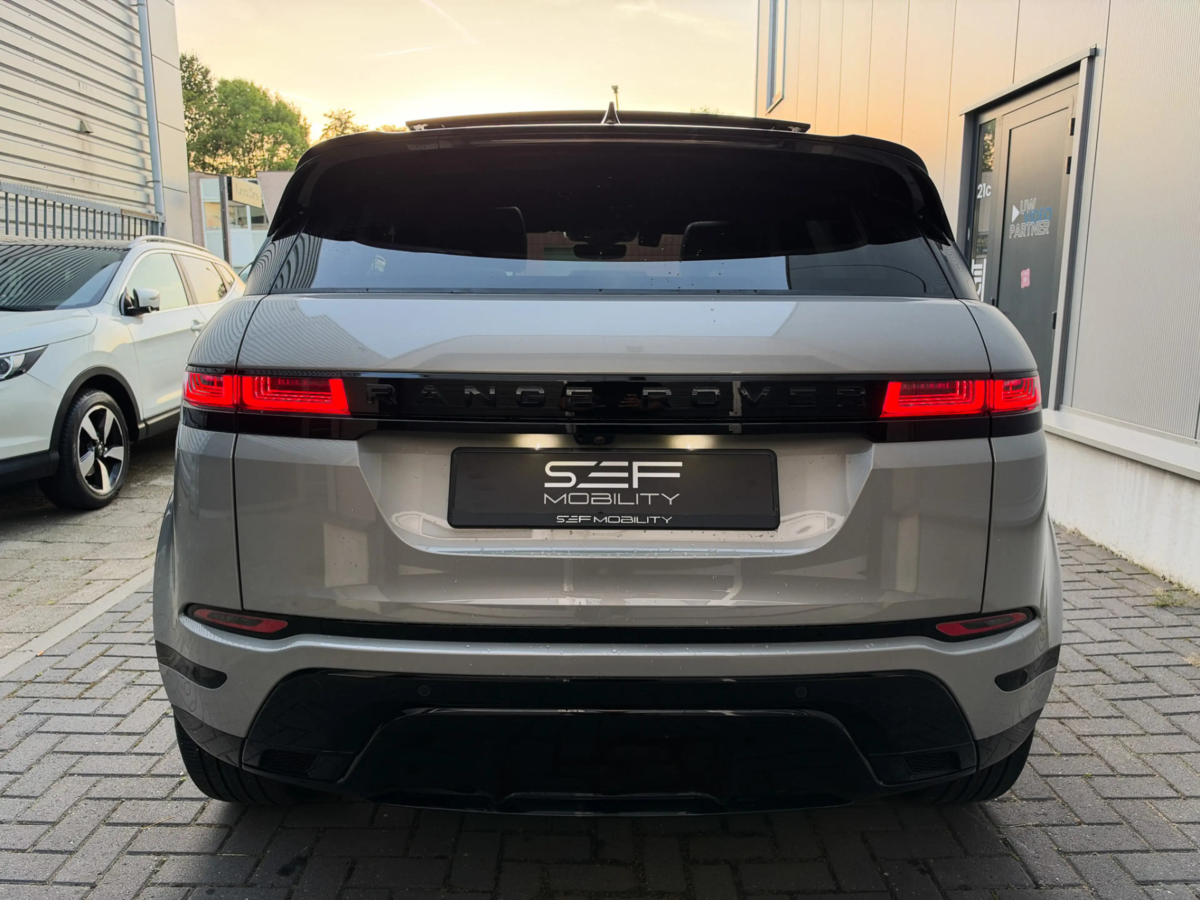 Land Rover Range Rover Evoque 1.5 P300e AWD R-Dynamic S 309PK | Pano | Matrix | — photo 4