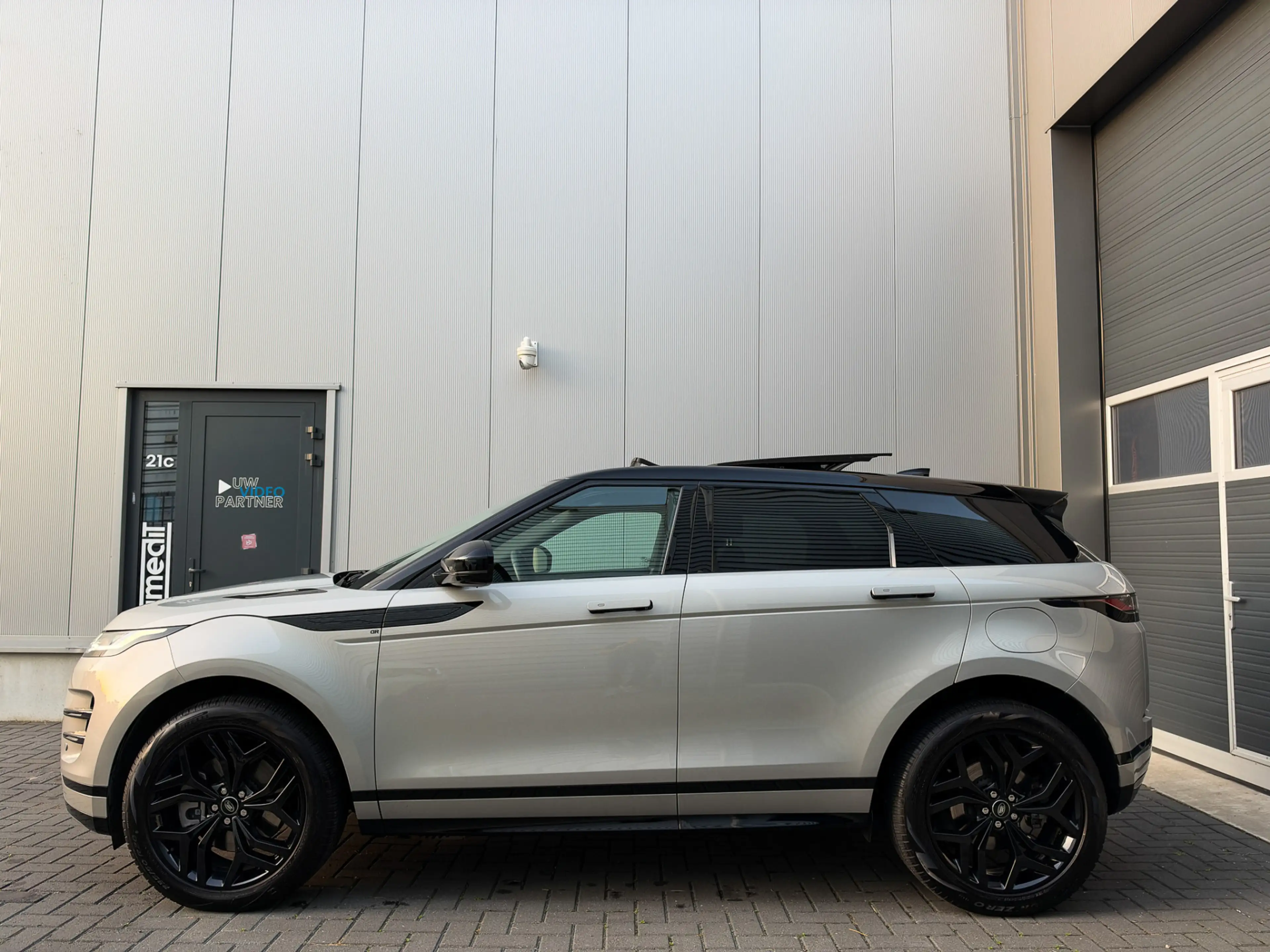 Land Rover Range Rover Evoque 1.5 P300e AWD R-Dynamic S 309PK | Pano | Matrix | — photo 2