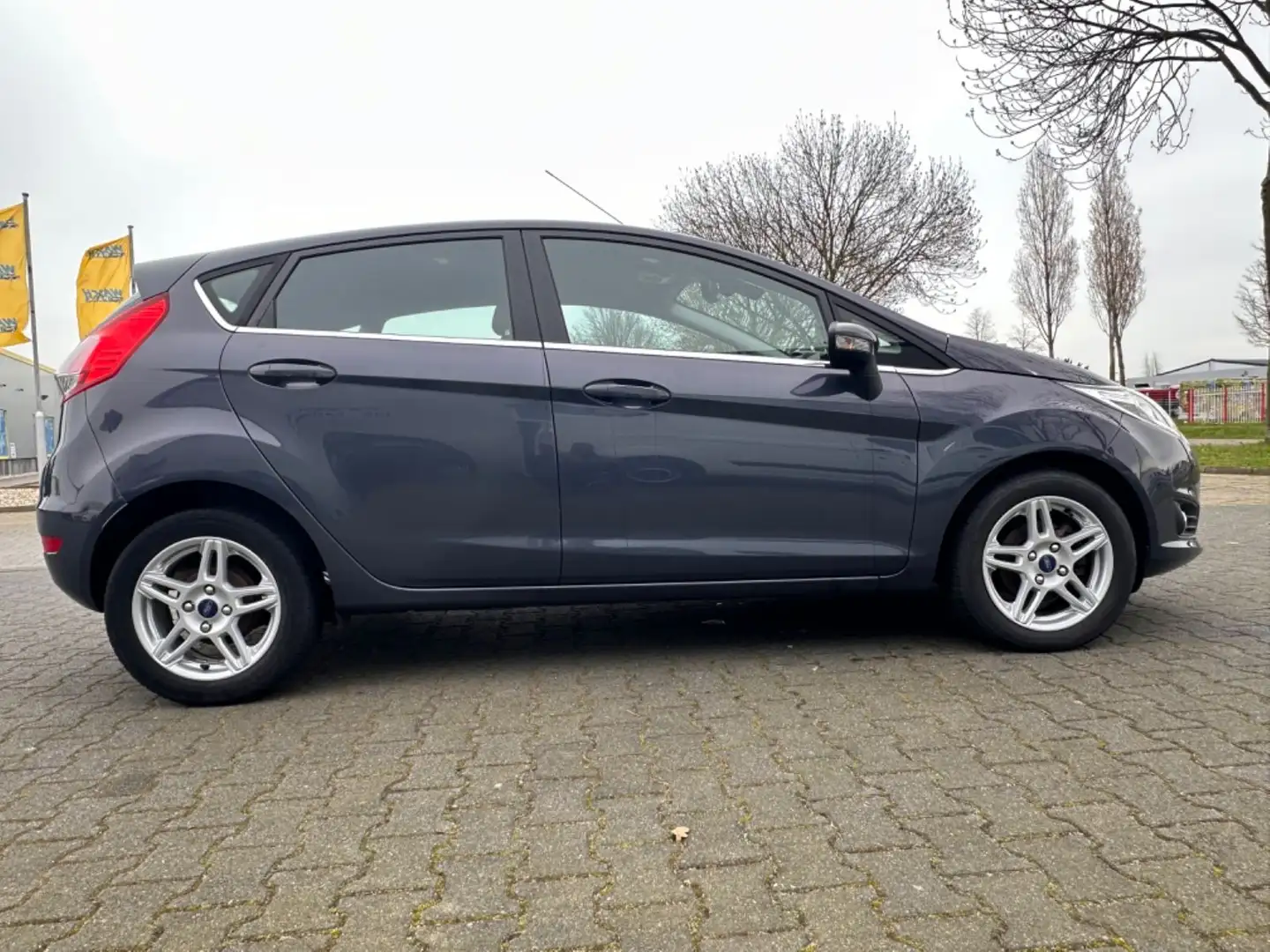 Ford Fiesta Titanium,1.HAND,SHZ,ALU,SCHECKHEFT Gris - 1