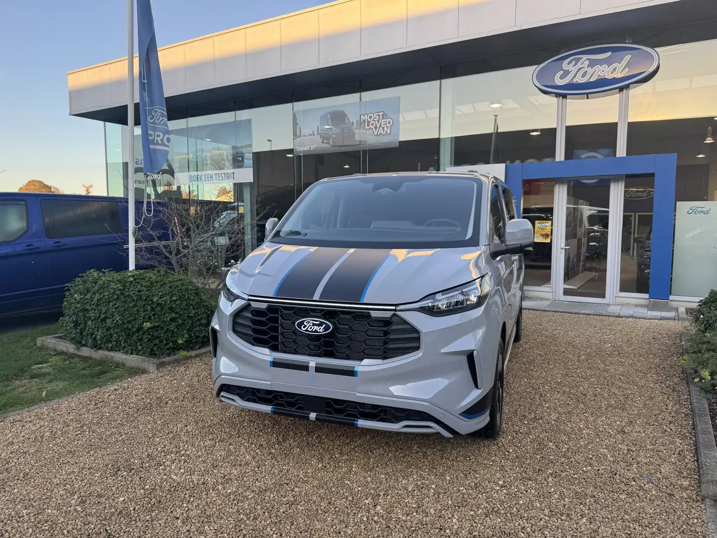 Ford Transit Custom 320 L1H1 VA Autm. Sport Gris - 2