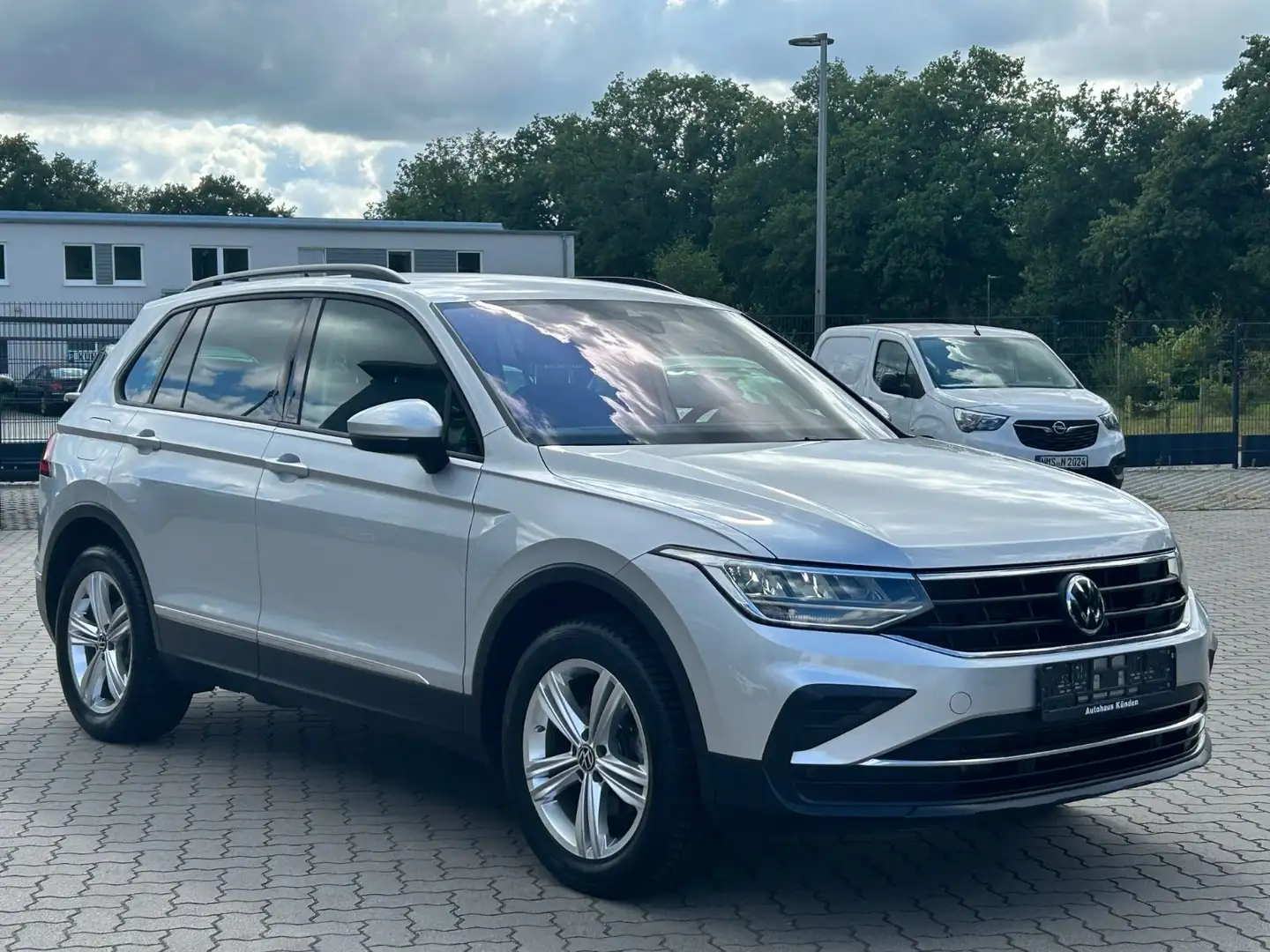Volkswagen Tiguan Life 2.0 TDI 4Motion °StdHz°AHK°ACC° Silber - 2