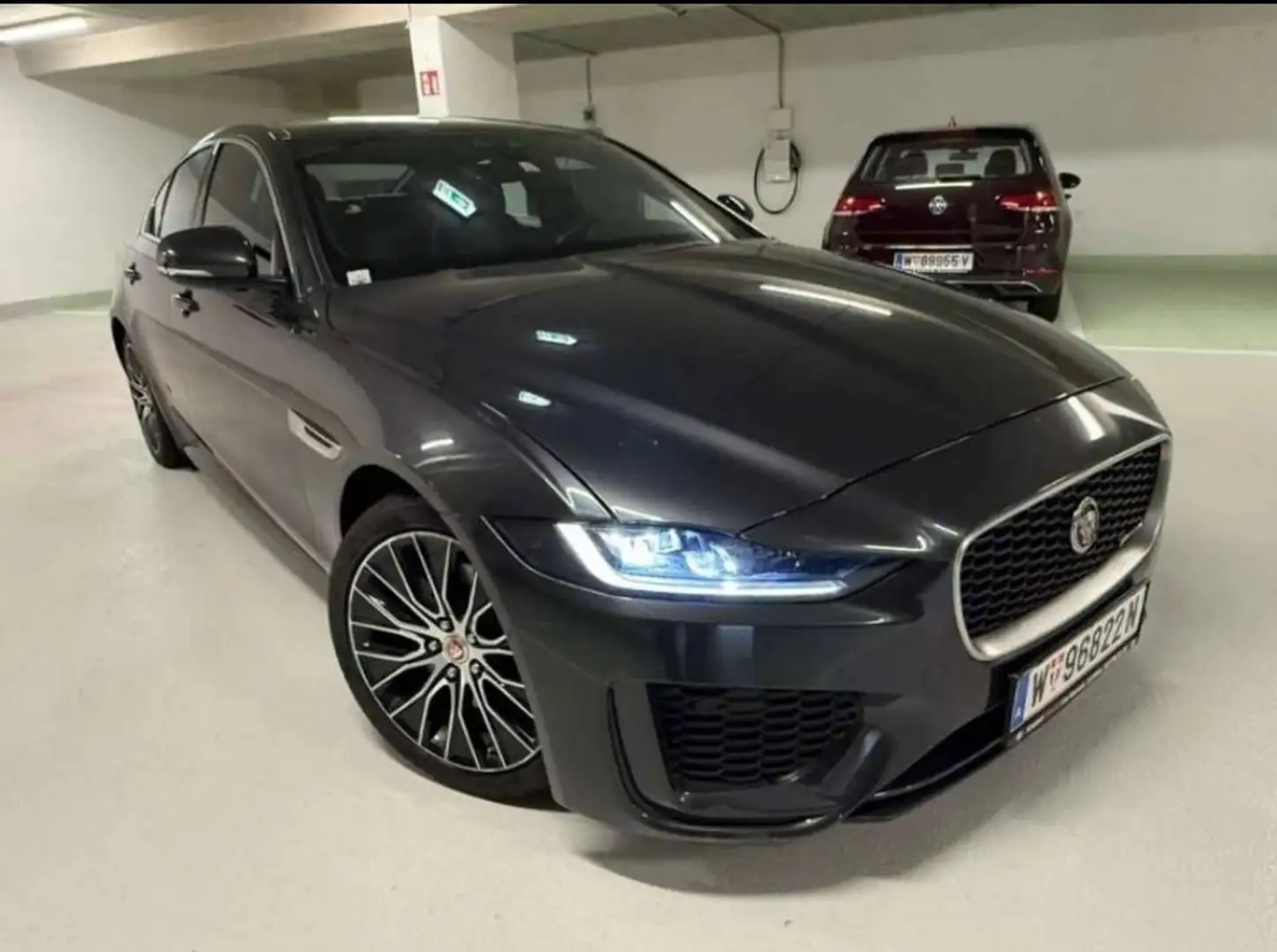 Jaguar XE R-Dynamic 2.0 Diesel Grau - 1