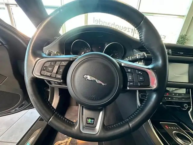 Jaguar XF view 10
