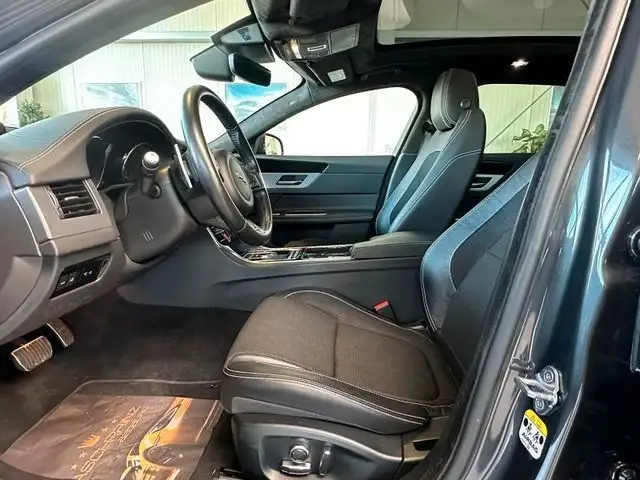 Jaguar XF view 8