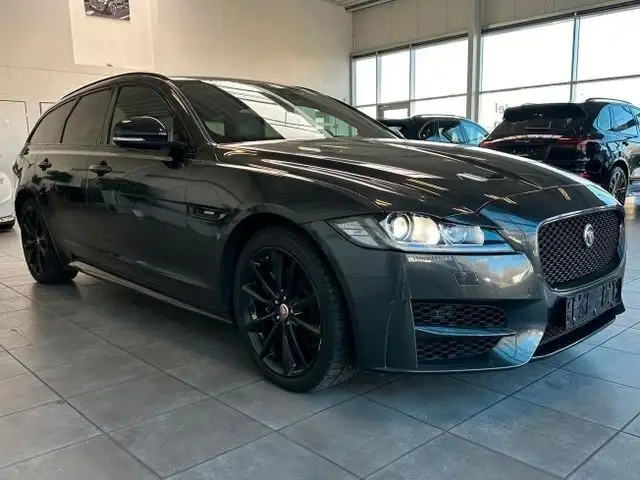 Jaguar XF view 4