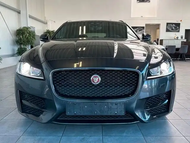 Jaguar XF view 6