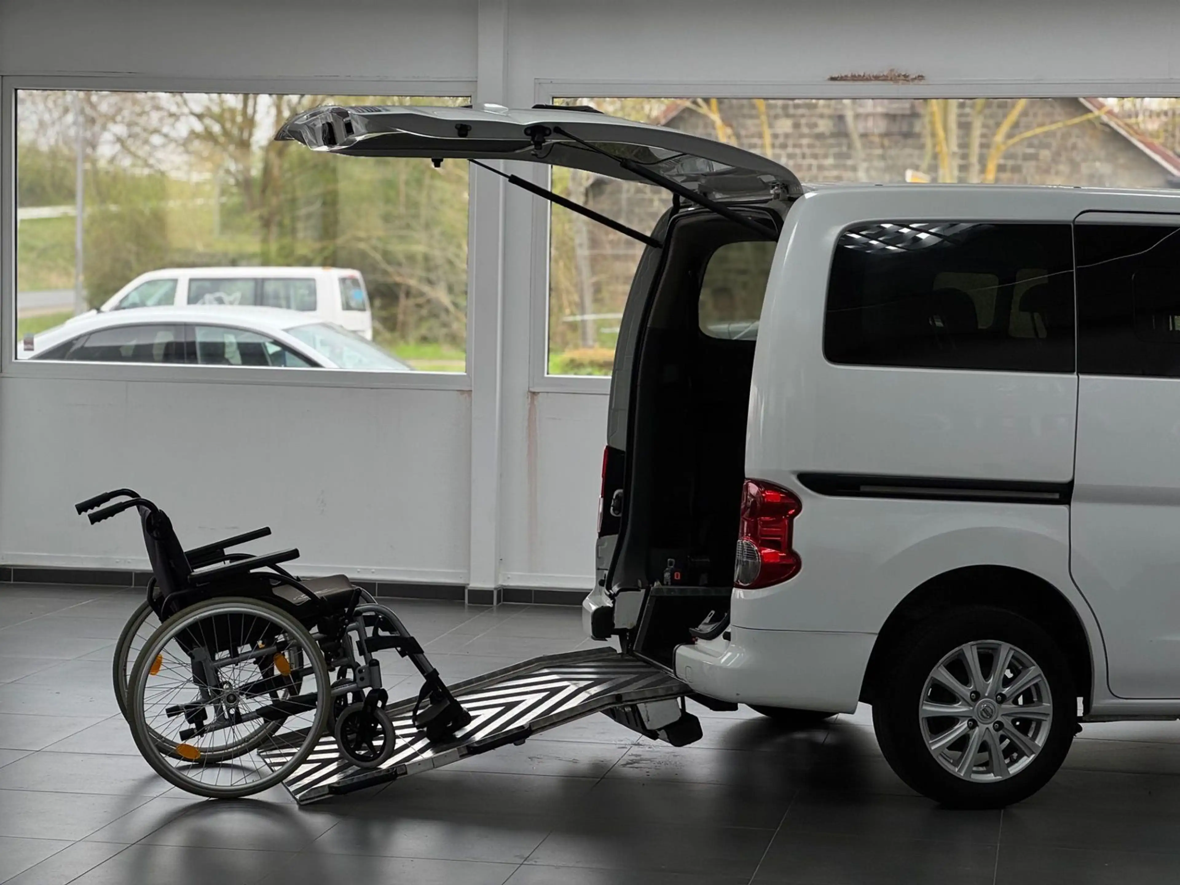 Nissan NV200 Evalia Behindertengerecht-Rampe 4+1 — photo 6