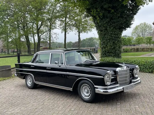 Mercedes-Benz 300 SEL W112 "Köningsflosse" gerestaureerd