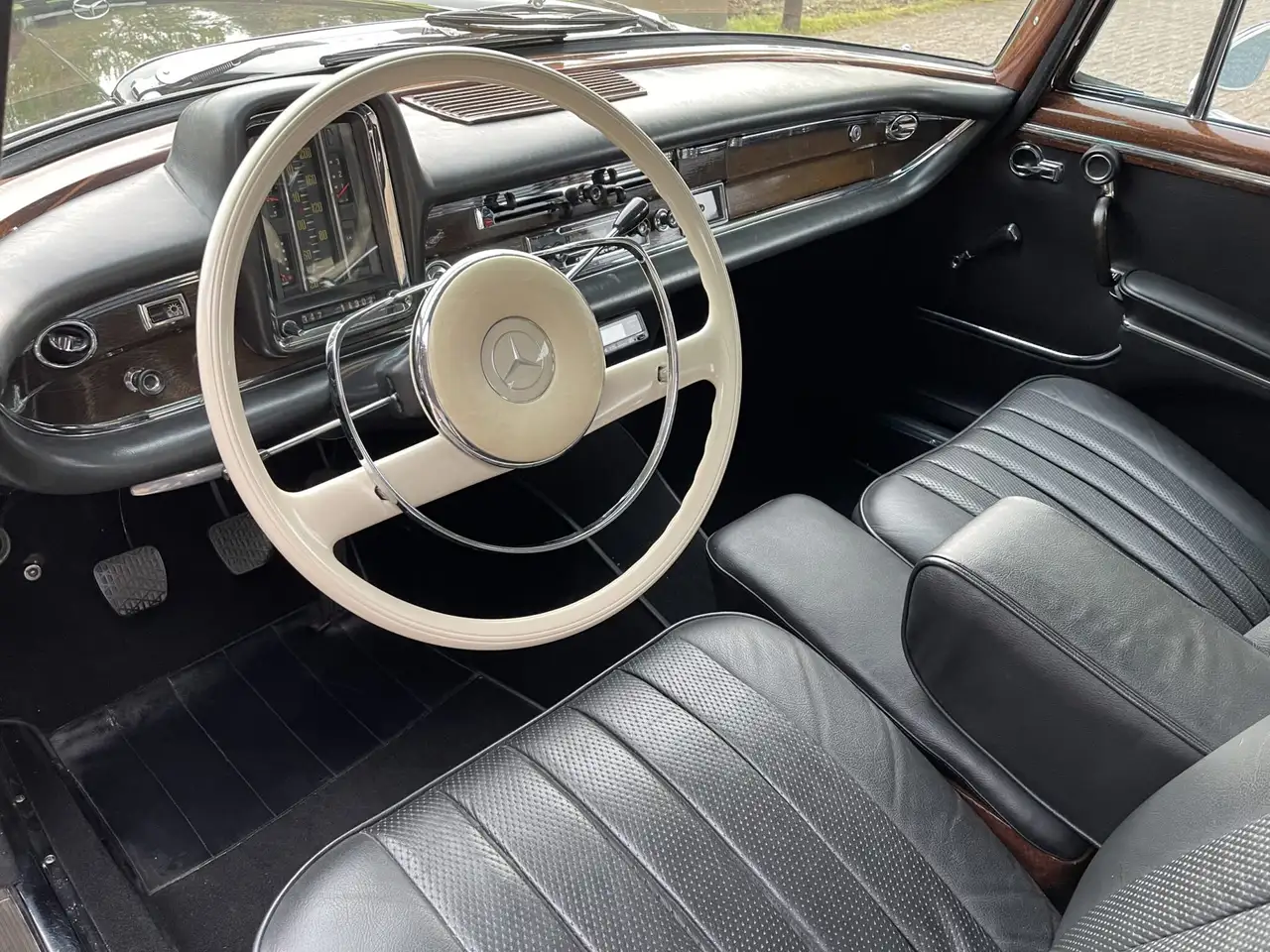 Mercedes-Benz 300 SEL W112 "Köningsflosse" gerestaureerd, foto 11