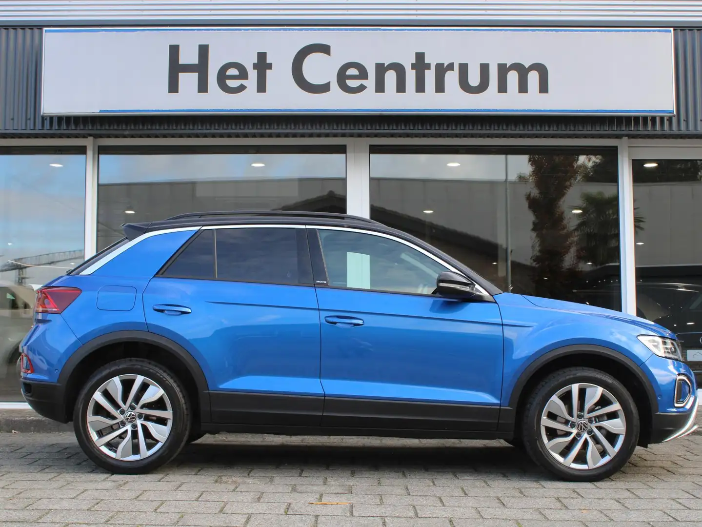 Volkswagen T-Roc 1.5 TSI 150PK Automaat Move / Camera / App connect Bleu - 2