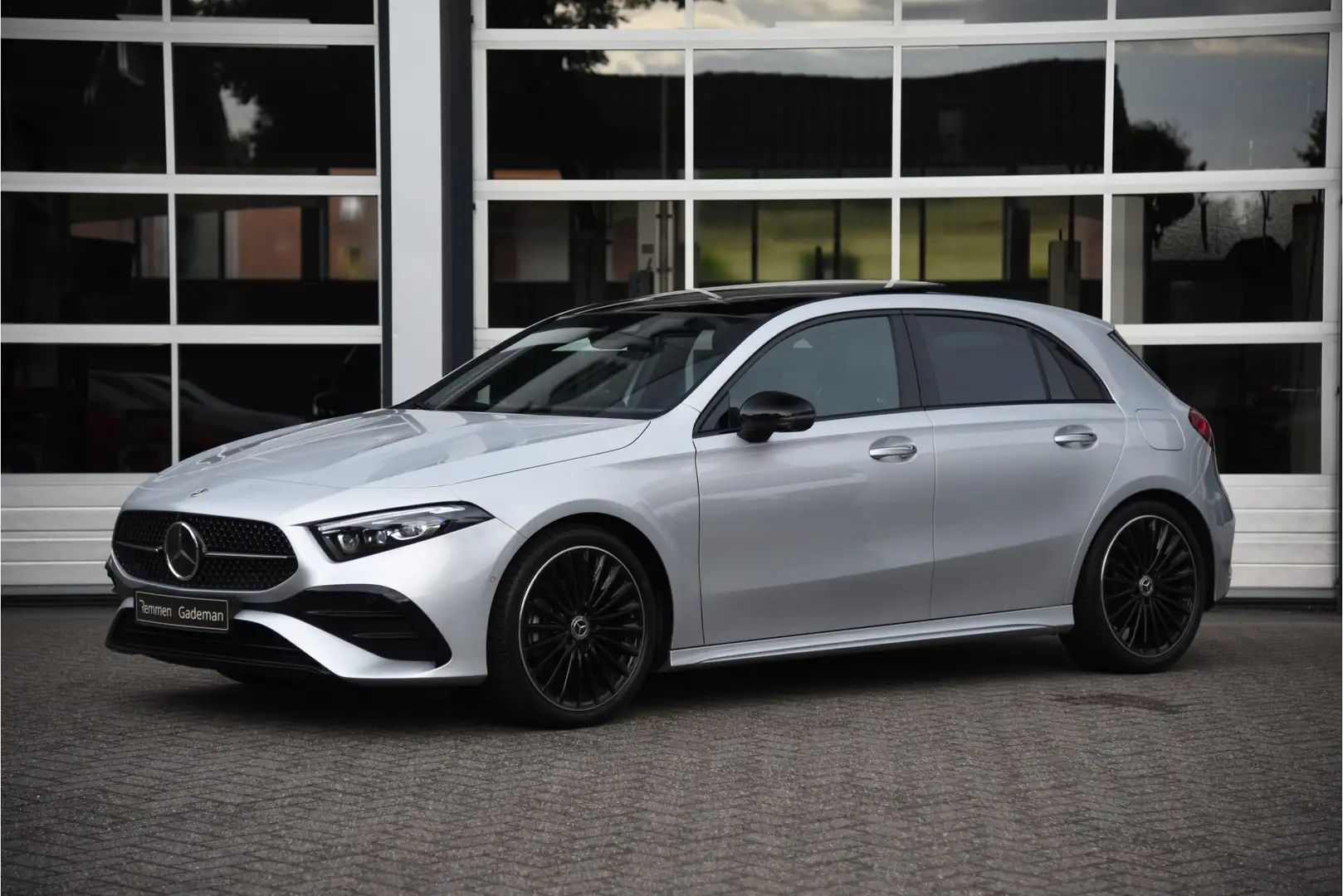 Mercedes-Benz A 200 AMG Line Zilver - 2