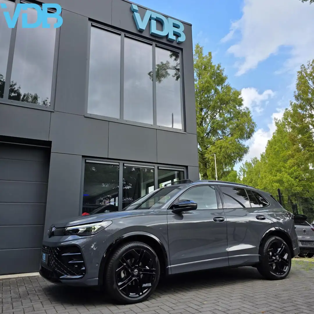 Volkswagen Tiguan 1.5 eTSI R-Line BLACKEDITION PANO VOL!!! Grijs - 2