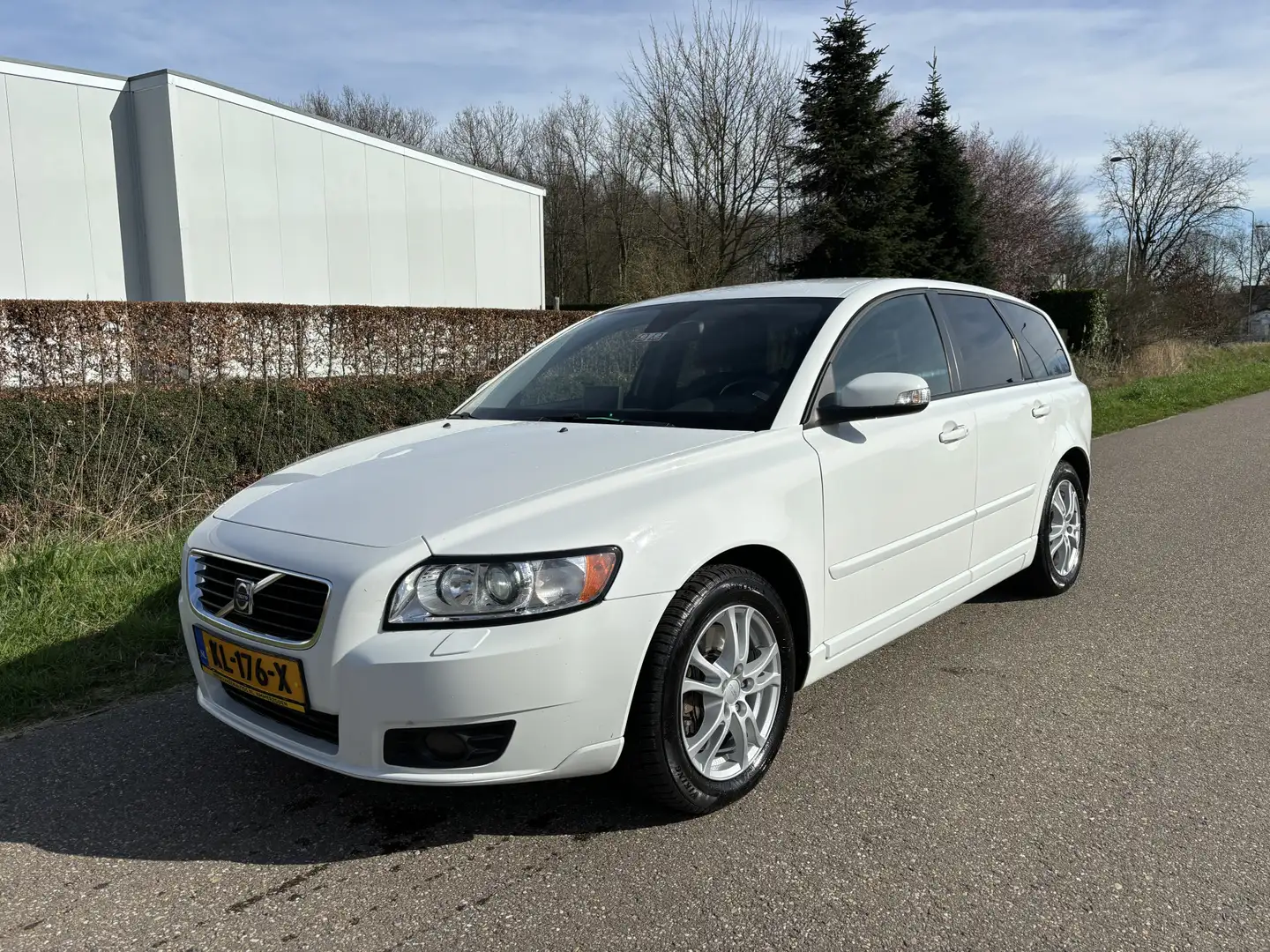 Volvo V50 2.4 D5 Edition I / AUTOMAAT / NAVI / CRUISE / XENO Wit - 1
