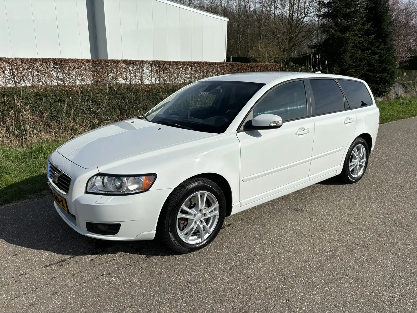 Volvo V50 2.4 D5 Edition I / AUTOMAAT / NAVI / CRUISE / XENO Wit - 2