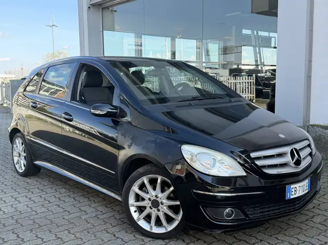 Mercedes-Benz B 180