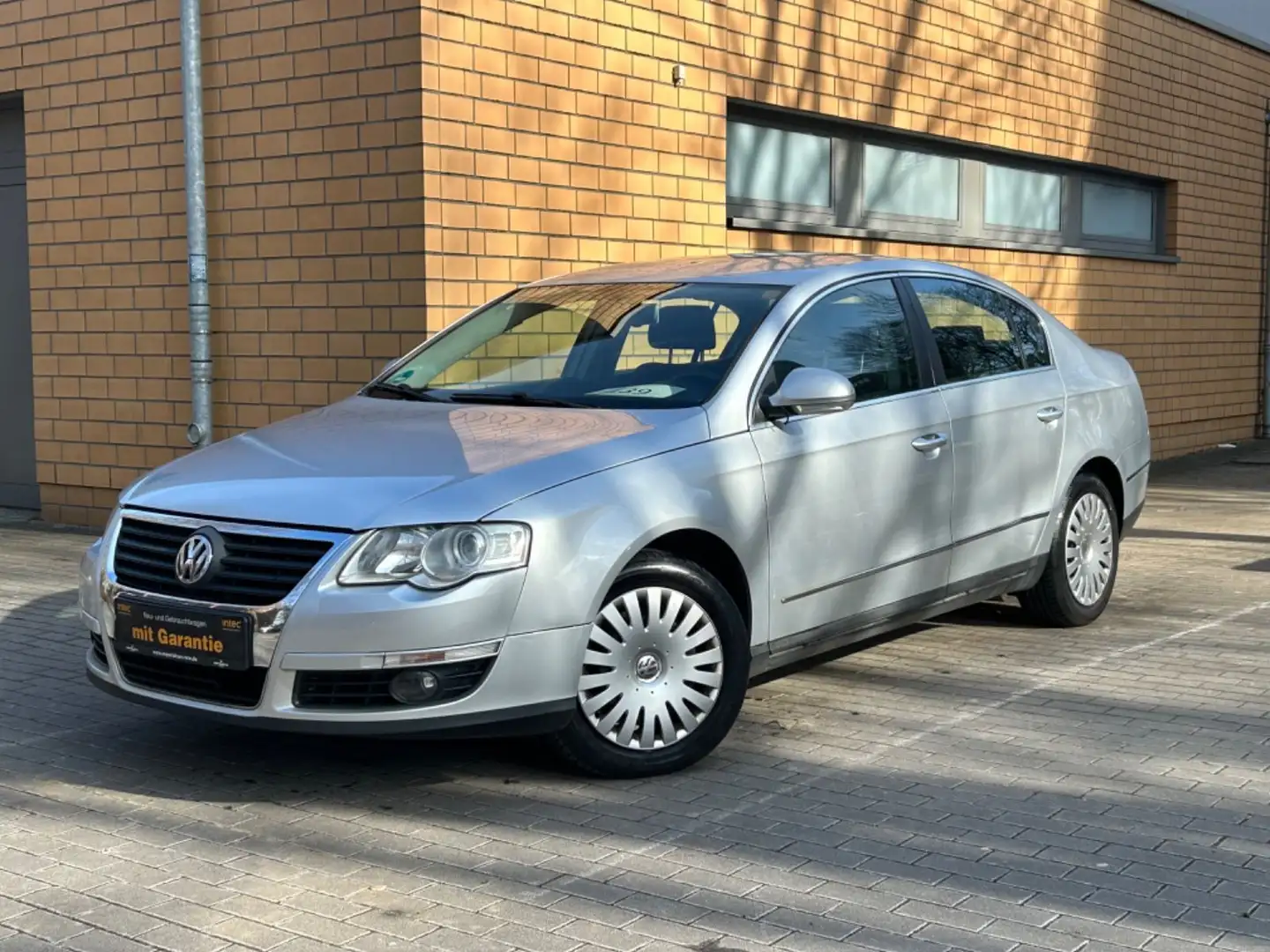 Volkswagen Passat Lim. Comfortline 1,6/PDC/TEMPOMAT/EL.SITZ Silber - 1