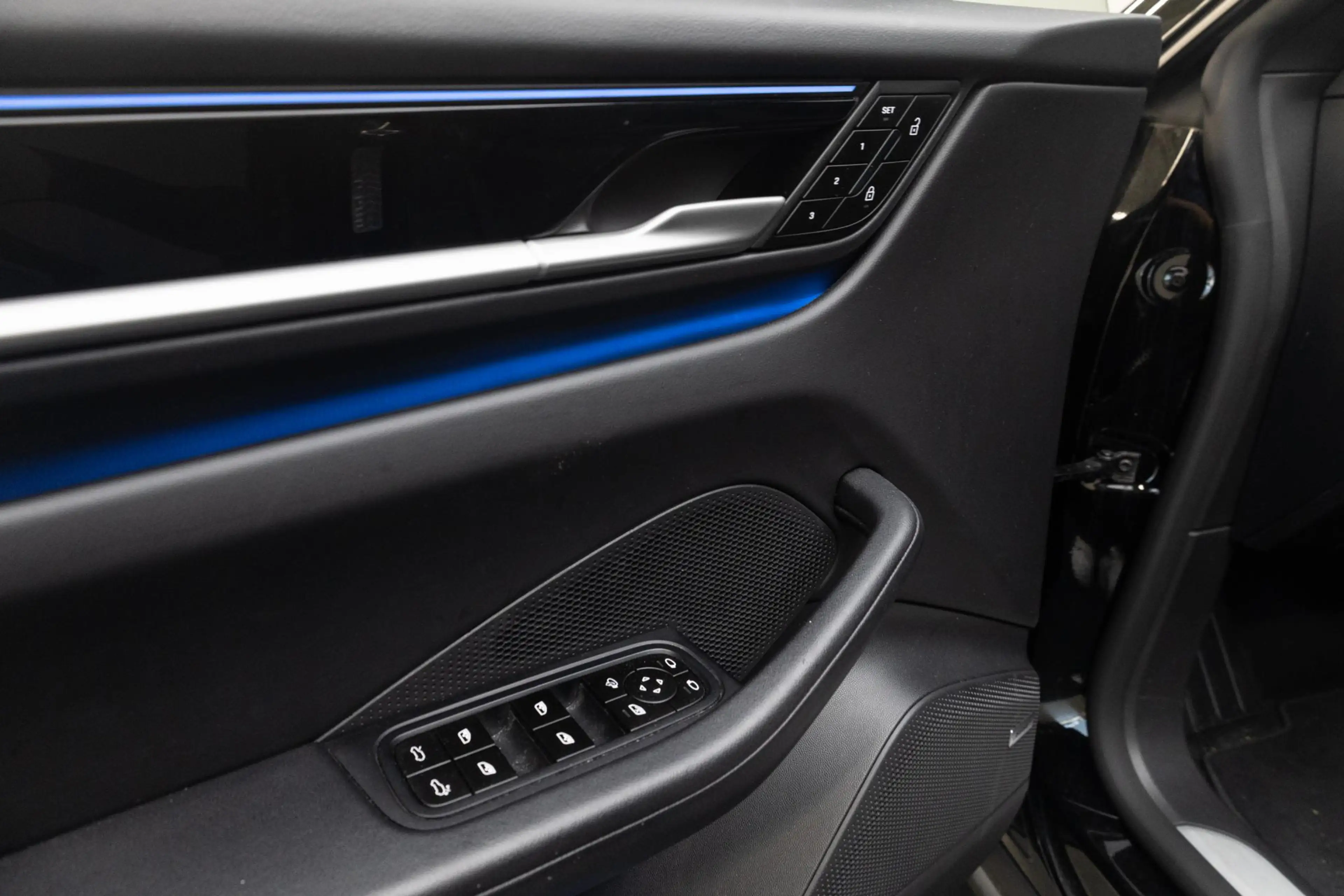 Porsche Macan 4 100 kWh | Chrono | Luchtvering | 22 Inch | 360 C — photo 4