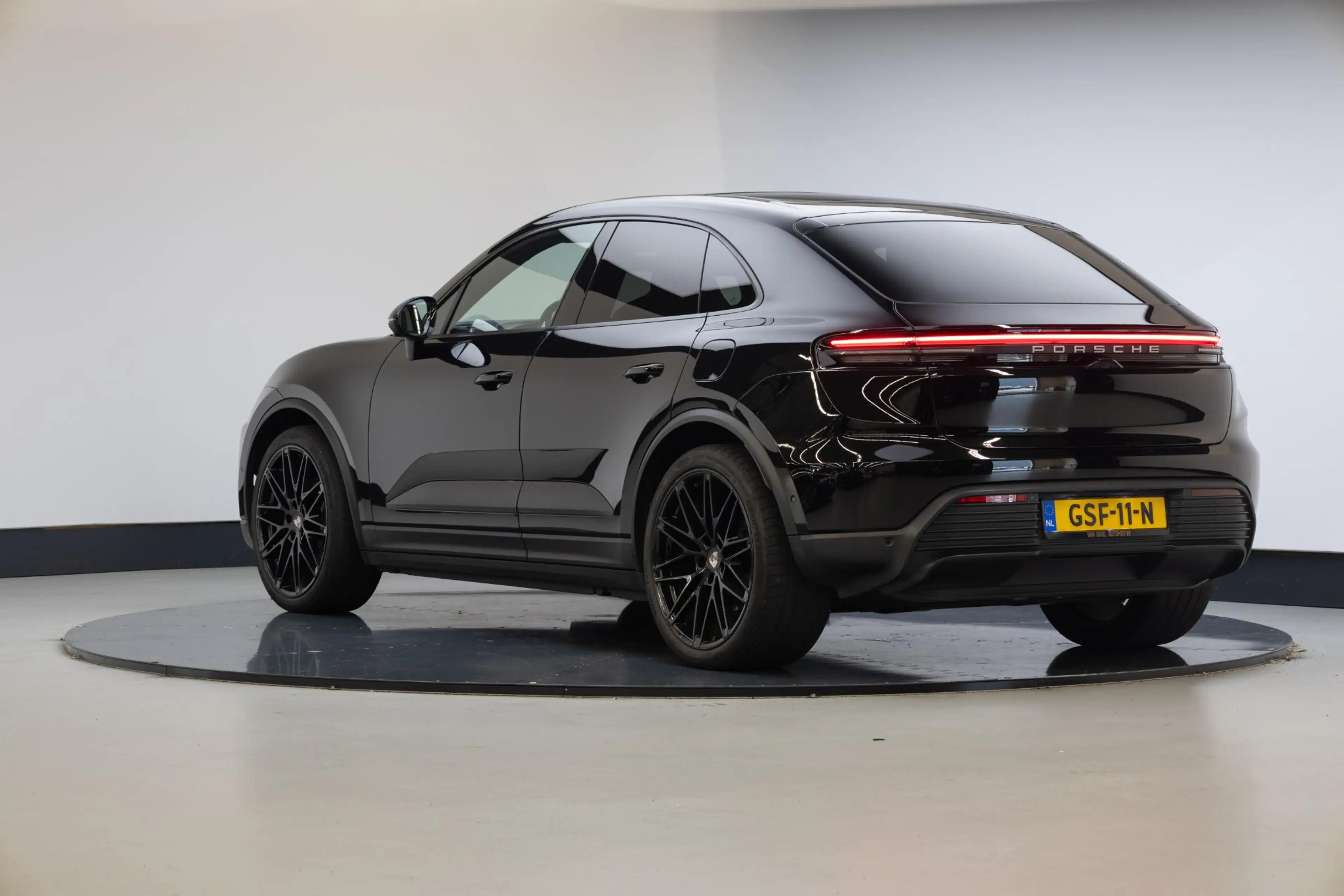 Porsche Macan 4 100 kWh | Chrono | Luchtvering | 22 Inch | 360 C — photo 2
