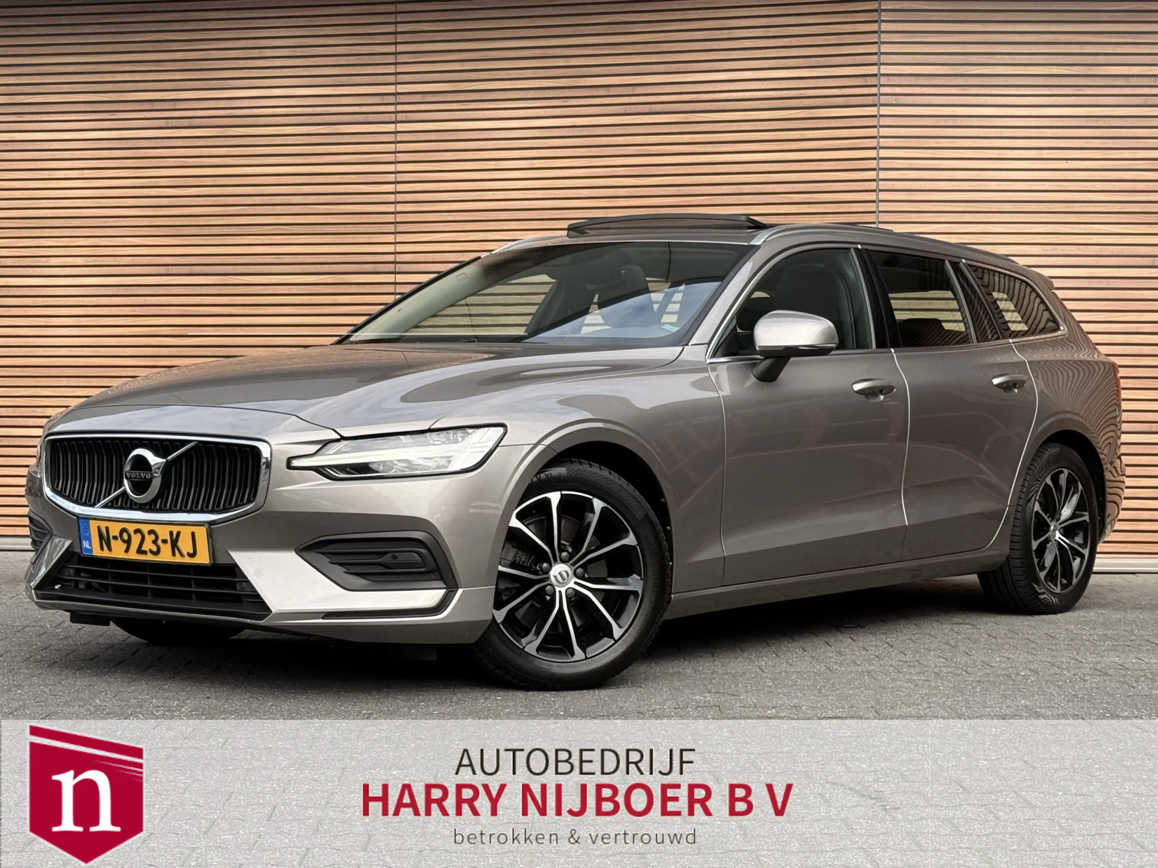 Volvo V60 2.0 B3 Core NL-Auto Panodak / Trekhaak / Camera /