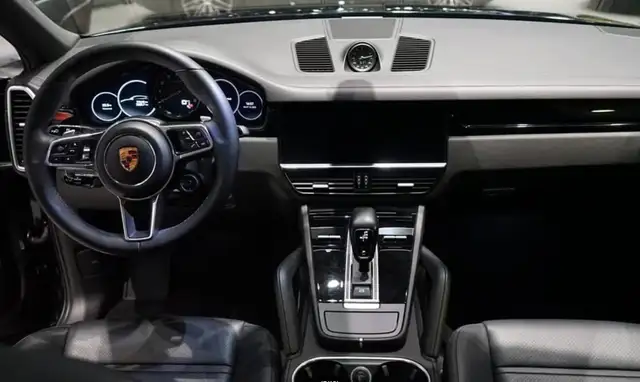 Porsche Cayenne view 9