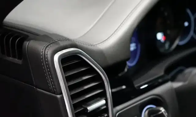 Porsche Cayenne view 10