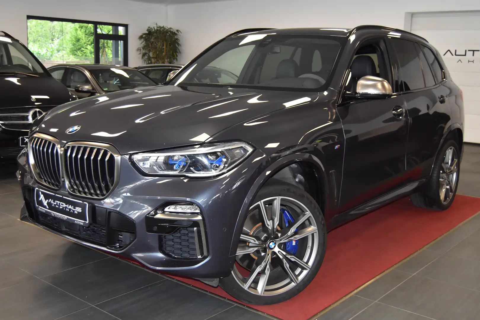 BMW X5 M M50 d~DISPLAYKEY~ACC~LASER~22ZOLL~360°~HUD~AHK Grijs - 1
