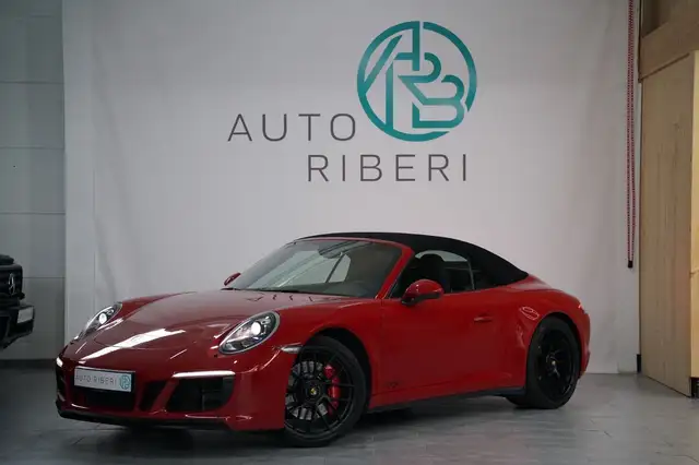 Porsche 911 view 3