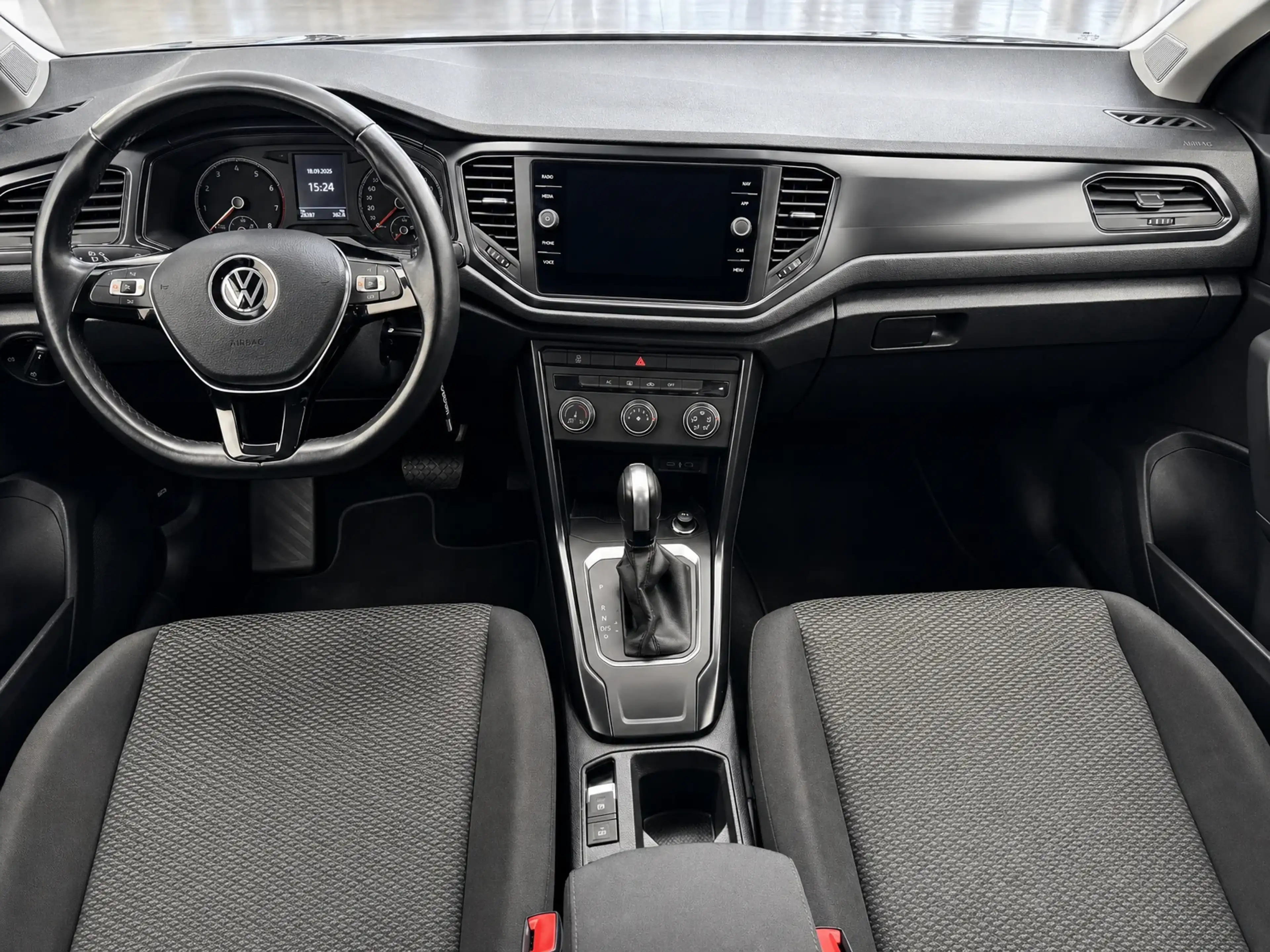 Volkswagen T-Roc 1.5 TSI DSG — photo 11