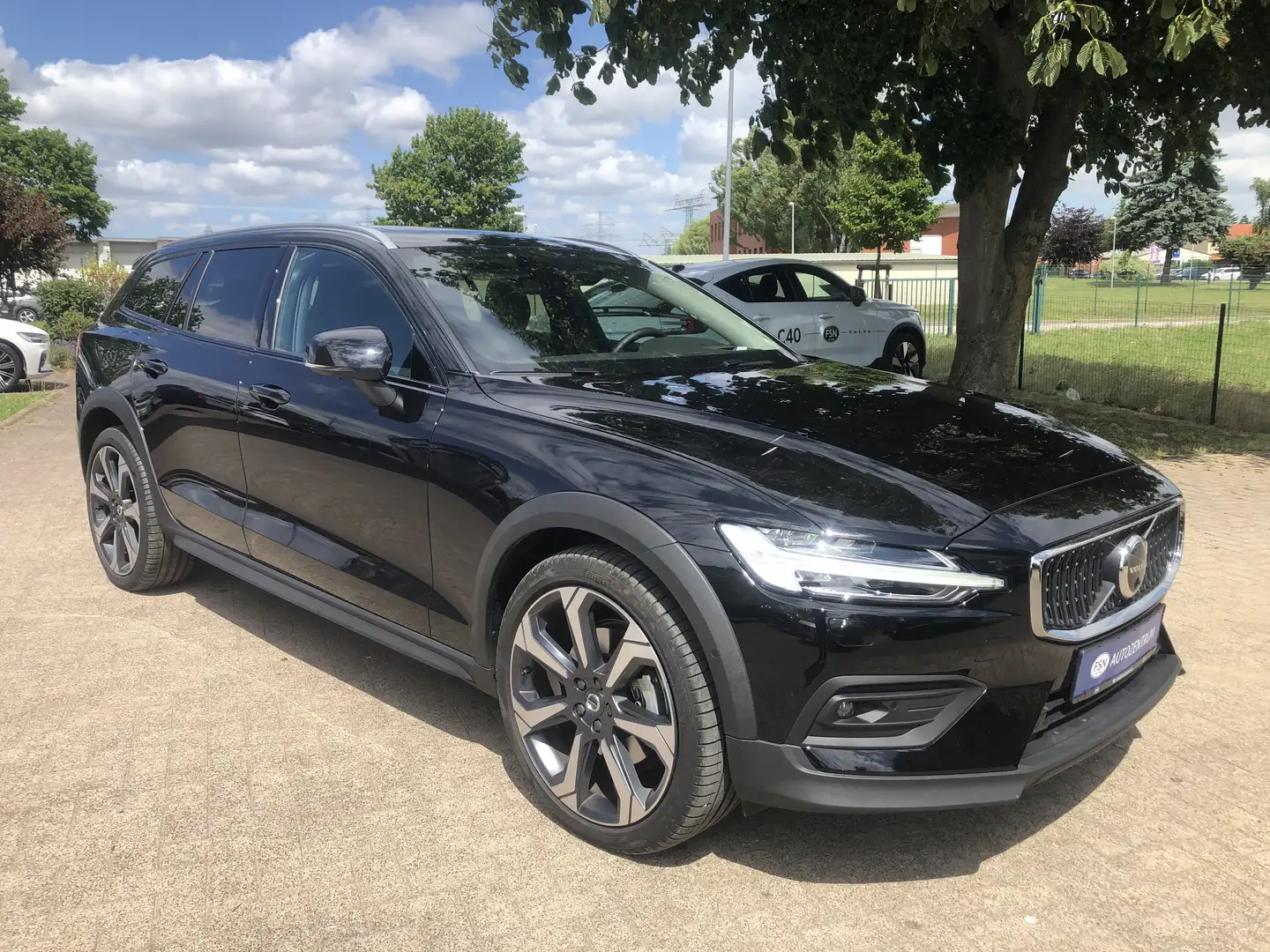 Volvo V60 CC Ultimate B4 AWD Diesel Schwarz - 2