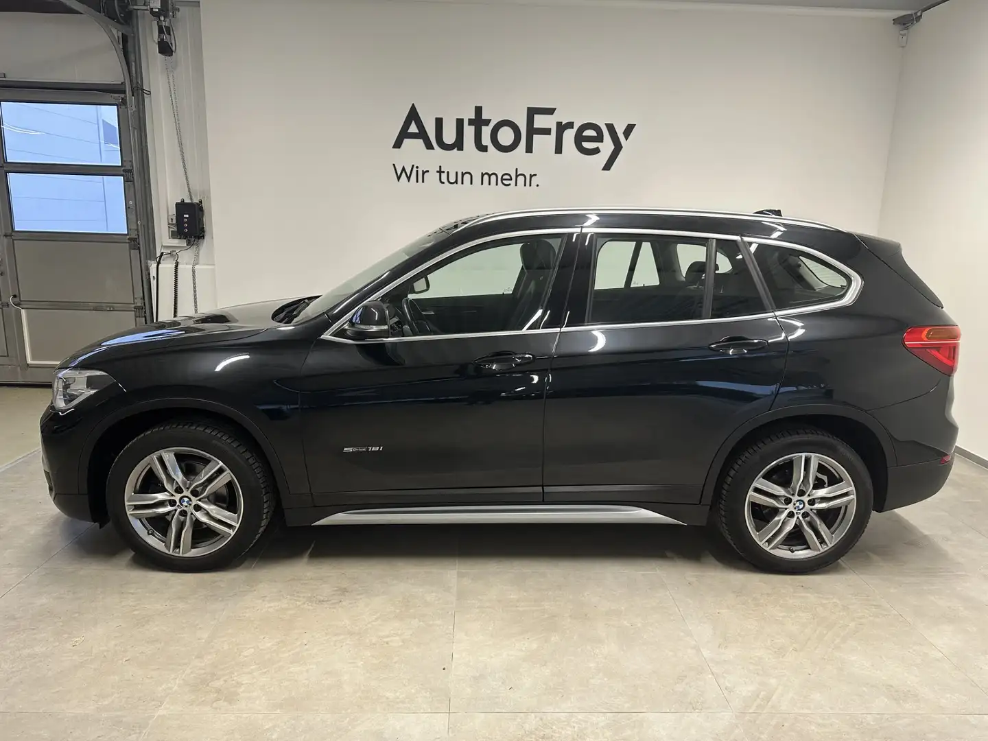 BMW X1 sDrive18i Schwarz - 2