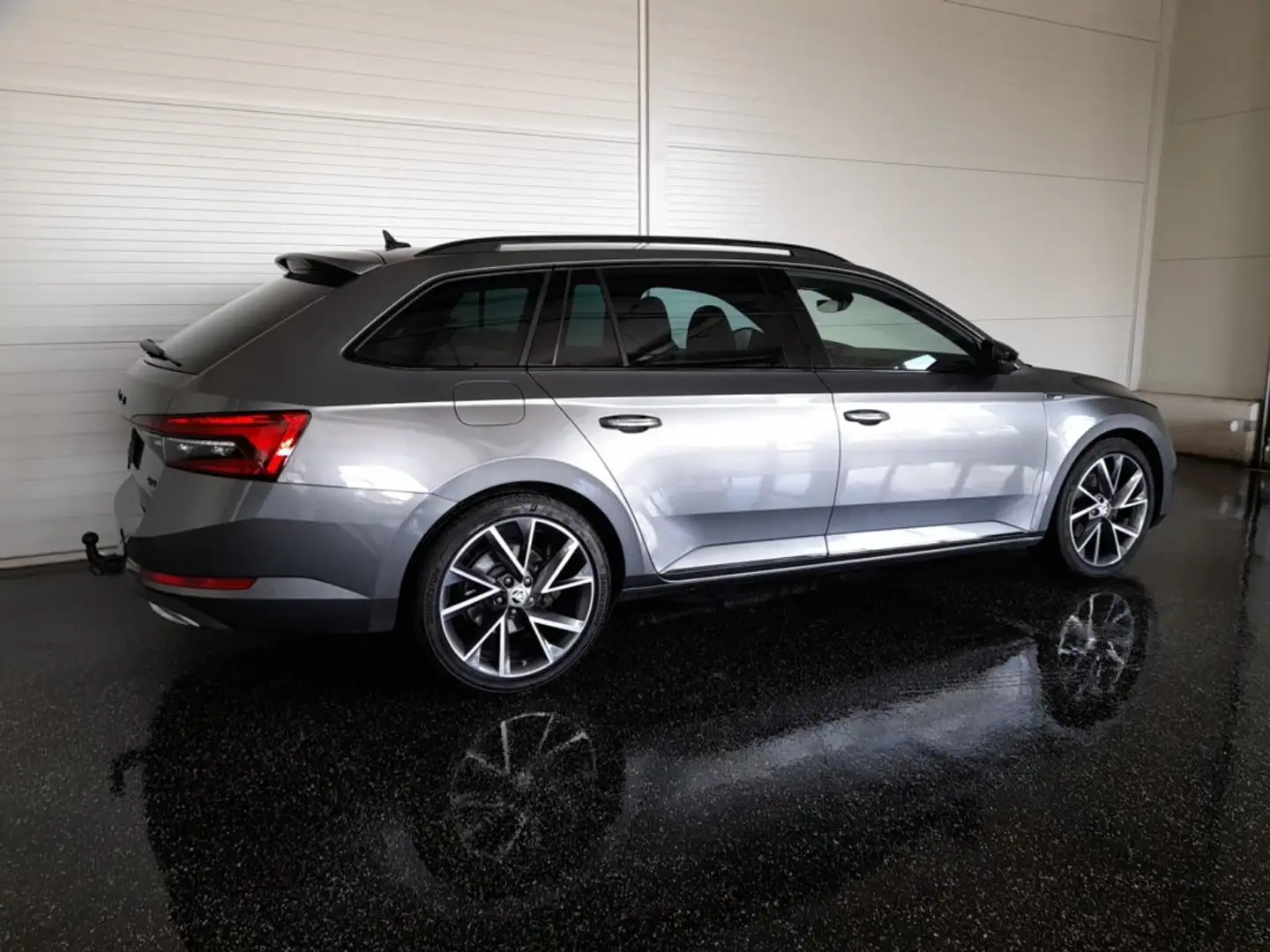 Skoda Superb Combi SPORTLINE 4x4 2,0 TDI DSG *MATRIX-LED / 19 ZOLL / DCC / VIRTUELL / NAVI / AHV & 360° KAMERA / MEMORY SPORTSITZE / A Grau - 2