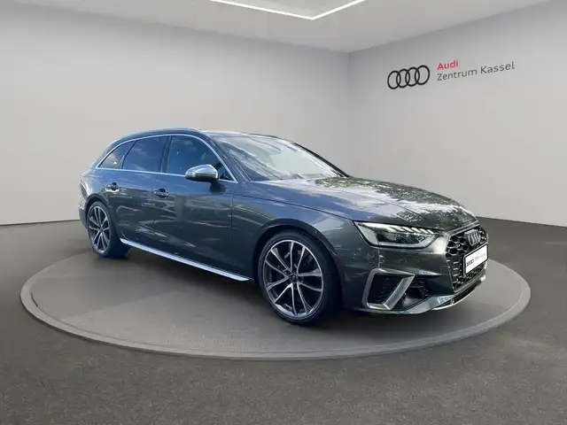 Audi S4 view 9